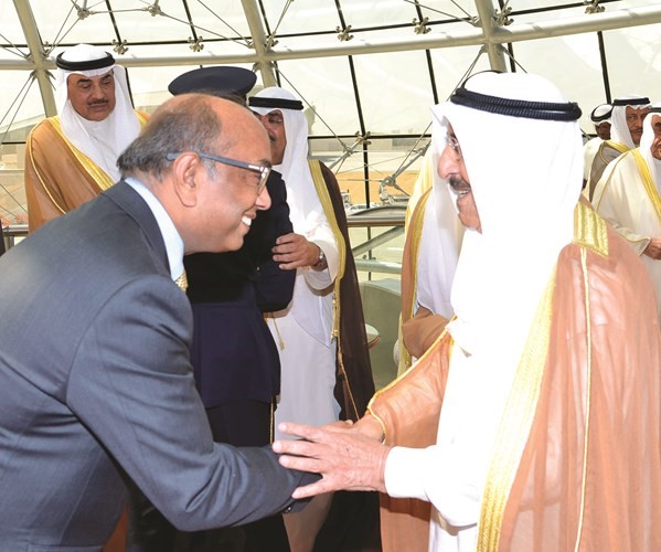  وسموه مصافحا السفير الهندي﻿