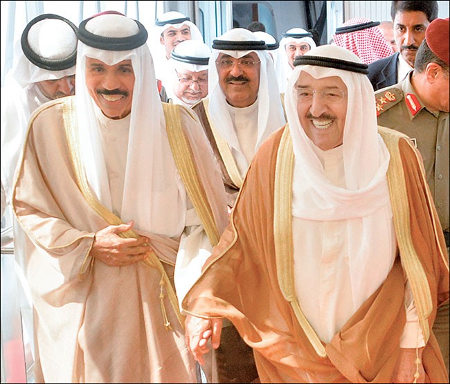 صاحب السمو الأمير الشيخ صباح الأحمد لدى وصوله الى البلاد وفي استقباله سمو ولي العهد الشيخ نواف الأحمد 
