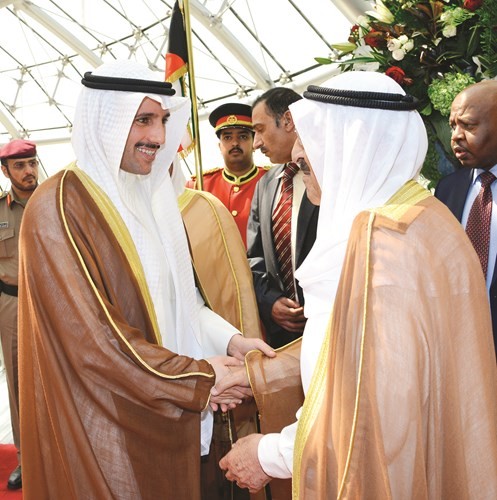 صاحب السمو الأمير مصافحا مرزوق الغانم ﻿