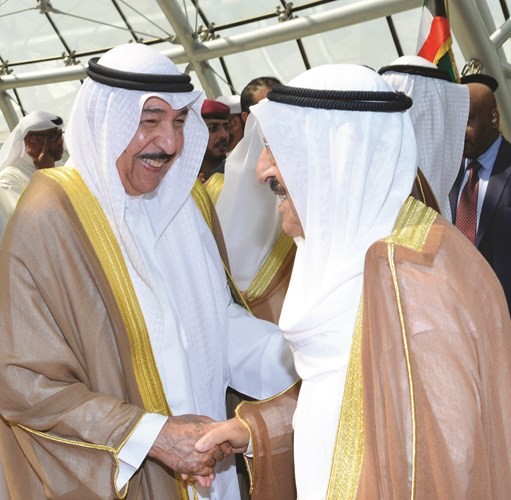 صاحب السمو مصافحا الشيخ جابر العبد الله ﻿