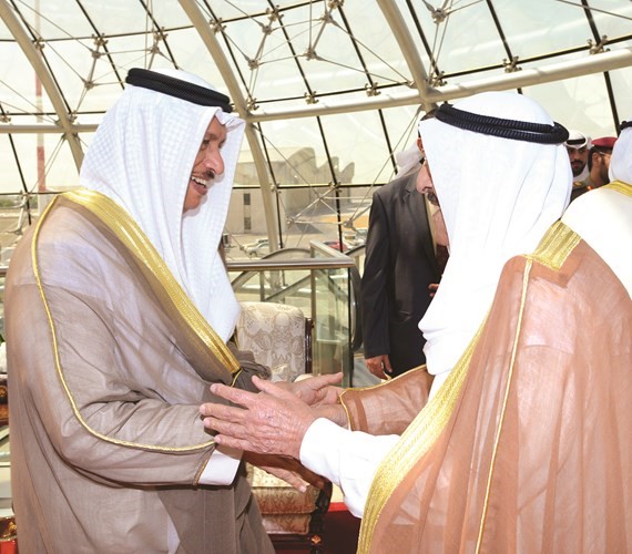 صاحب السمو مصافحا سمو رئيس الوزراء الشيخ جابر المبارك ﻿
