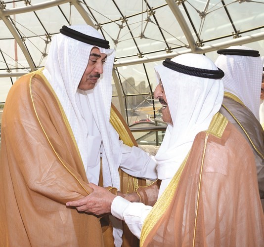 سمو الأمير مصافحا الشيخ صباح الخالد﻿