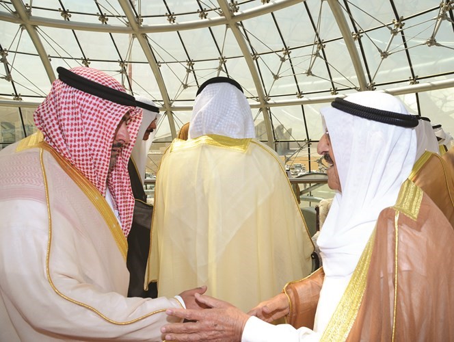 صاحب السمو مصافحا الشيخ ثامر العلي ﻿