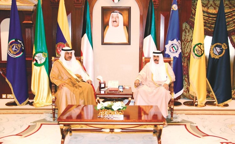 سمو ولي العهد الشيخ نواف الاحمد خلال استقباله الشيخ صباح الخالد ﻿