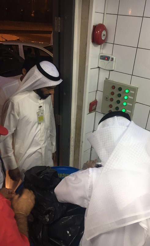 البلدية تغلق أحد المطاعم بالشمع الأحمر لوجود حشرات وقاذورات
