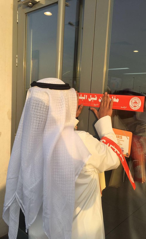 البلدية تغلق أحد المطاعم بالشمع الأحمر لوجود حشرات وقاذورات