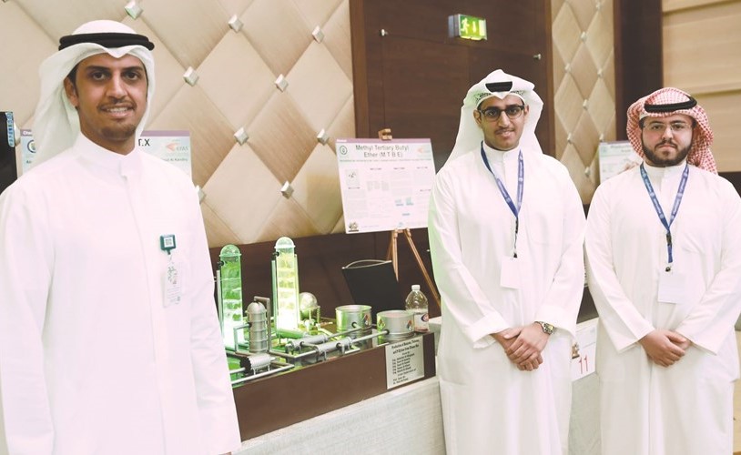 عدد من الطلبة أمام مشروع تخرجهم﻿