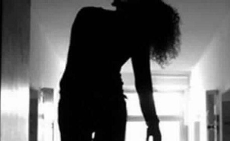 اتُهمت بقتل طفليها فشنقت نفسها بغطاء الرأس في جدة