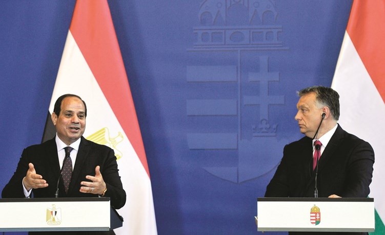 الرئيس المصري عبدالفتاح السيسي متحدثا خلال المؤتمر الصحافي المشترك مع فيكتور أوربان في بودابست امس	(أ.ف.پ)﻿