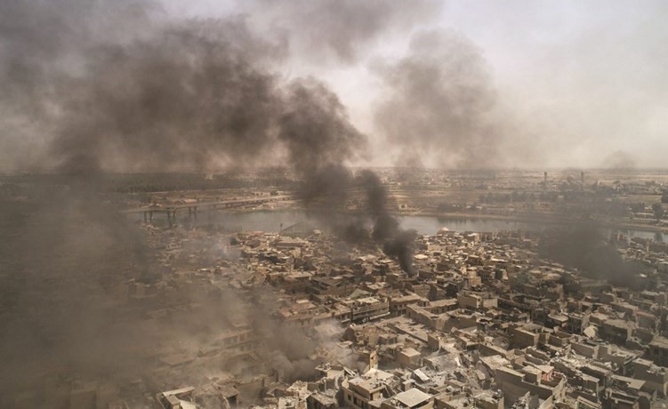 دخان كثيف يغطي سماء الموصل القديمة مع تشديد القوات العراقية الخناق على داعش في اخر معاقله	(أ.پ)﻿