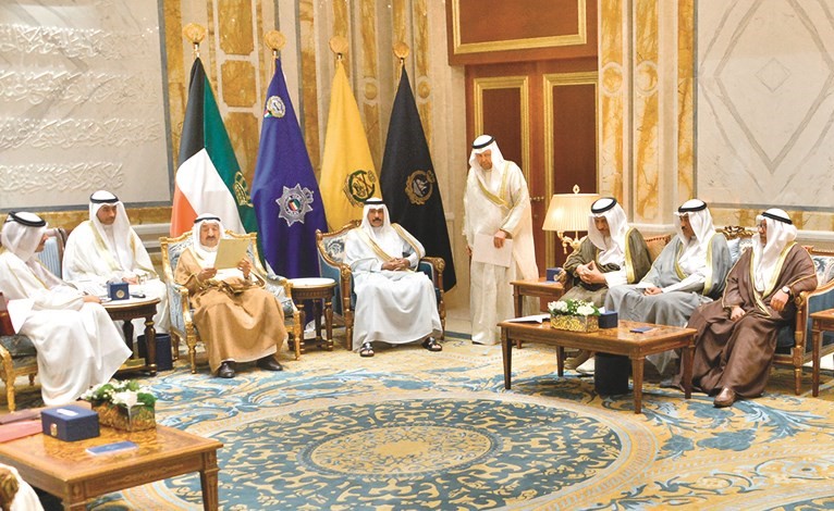 صاحب السمو الامير  الشيخ صباح الاحمد متسلما رسالة أمير قطر - بحضور سمو ولي العهد الشيخ نواف الأحمد وسمو رئيس الوزراء الشيخ جابر المبارك - لدى استقباله وزير خارجية قطر الشيخ محمد بن عبدالرحمن آل ثاني امس	         (كونا)  