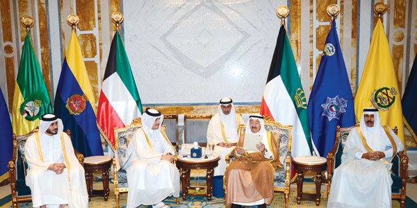 صاحب السمو الأمير الشيخ صباح الأحمد متسلما رسالة أمير قطر - بحضور سمو ولي العهد الشيخ نواف الأحمد - لدى استقباله وزير الخارجية القطري الشيخ محمد بن عبدالرحمن أمس        (كونا)
