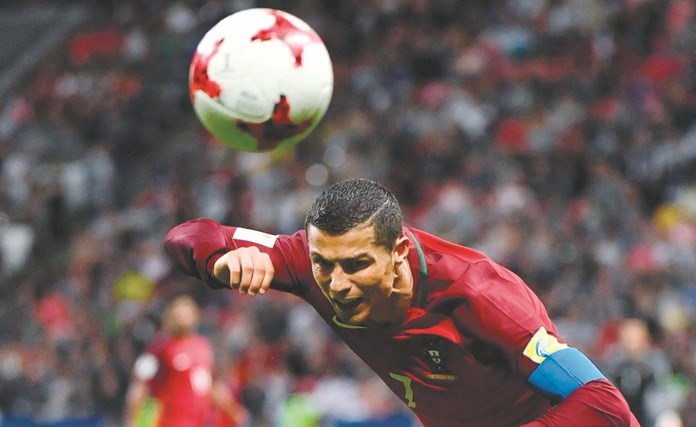 أفضل لاعب في العالم كريستيانو رونالدو خلال مشاركته مع منتخبه في كأس القارات بروسيا (ا.ف.پ)﻿