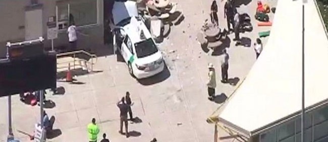 بالفيديو والصور..  سيارة تصدم مشاة قرب مطار بوسطن وسقوط عشرة جرحى