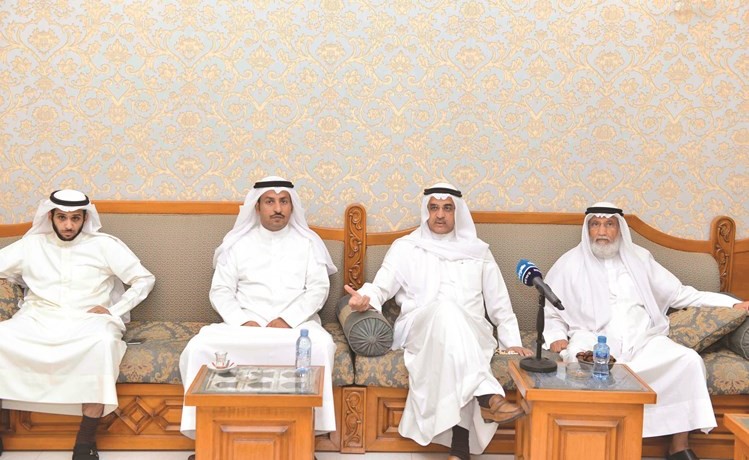 أحمد المليفي متحدثا في ندوة الربيع العربي				(شانافاس قاسم)﻿