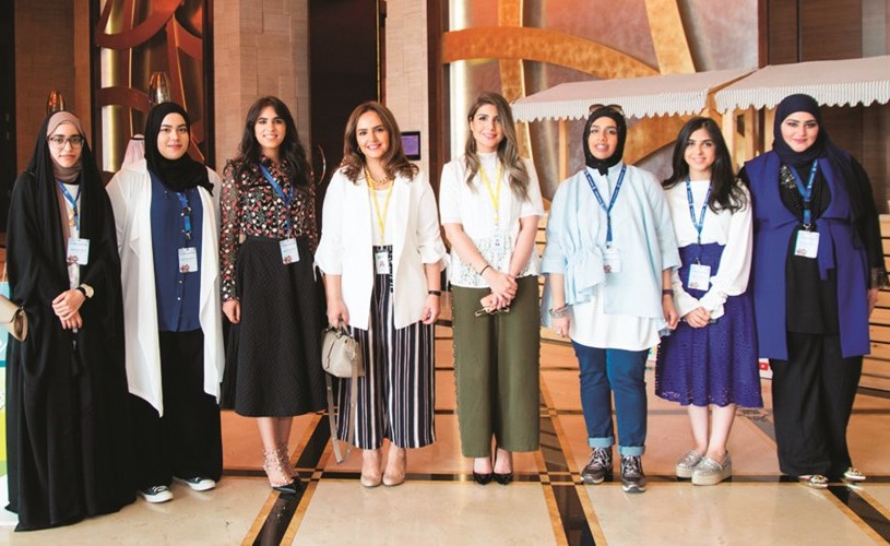 سحر الذربان وفجر الكندري تتوسطان طالبات كلية الهندسة والبترول في المعرض﻿