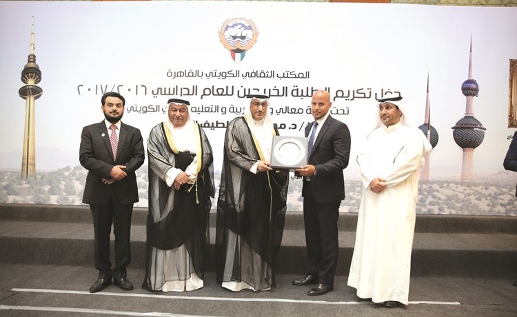 د.الفارس مكرما البنك الأهلي المتحد﻿