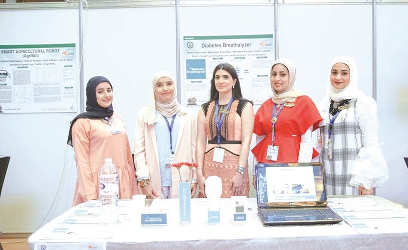 «الدولي» يرعى مشاريع تخرج طلبة الهندسة والبترول
