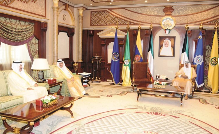 سمو ولي العهد الشيخ نواف الأحمد مستقبلا الفريق أول م. الشيخ أحمد النواف والفريق م. ثابت المهنا﻿
