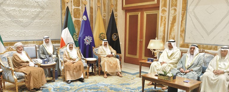 صاحب السمو الأمير الشيخ صباح الأحمد مستقبلا يوسف بن علوي بحضور سمو ولي العهد الشيخ نواف الأحمد والشيخ صباح الخالد والشيخ علي الجراح والسفير أحمد فهد الفهد ﻿