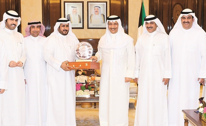 سمو رئيس مجلس الوزراء الشيخ جابر المبارك خلال استقباله رئيس وأعضاء الاتحاد العام لعمال الكويت﻿