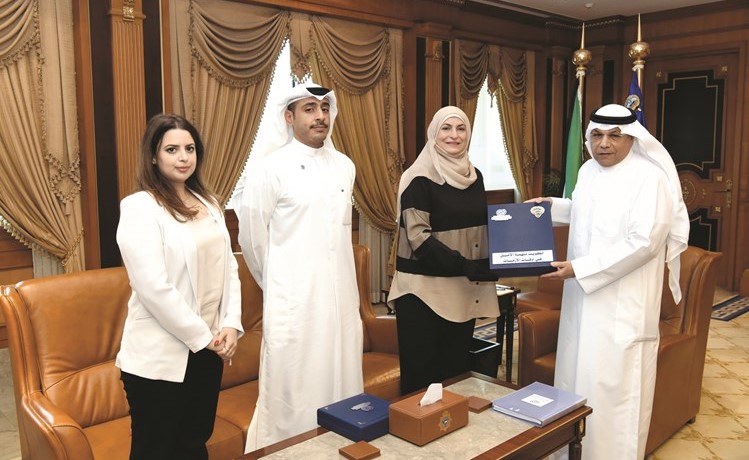 الشيخ خالد الجراح يتلقى إهداء إيمان عريقات﻿