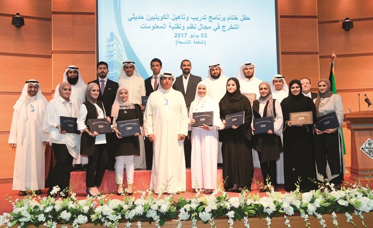 حمد الحميضي متوسطا خريجي الدفعة التاسعة لبرنامج التدريب والتأهيل﻿