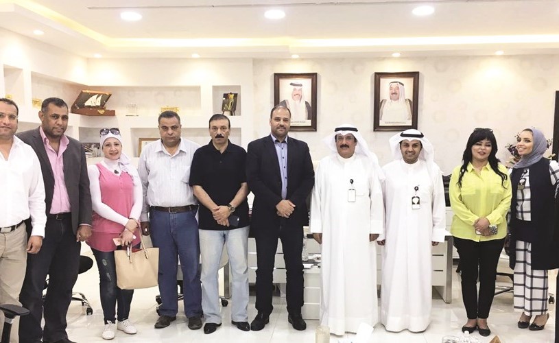 مشعل العنزي وخالد العارضي وسيرين ميرزا يتوسطون الإعلاميين عقب المؤتمر الصحافي ﻿