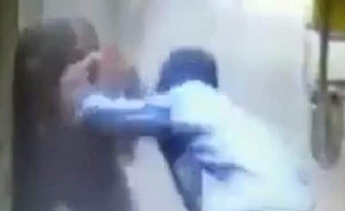 بالفيديو.. شاب عربي يلقي "ماء نار" على وجه زوجته داخل المحكمة في إيطاليا