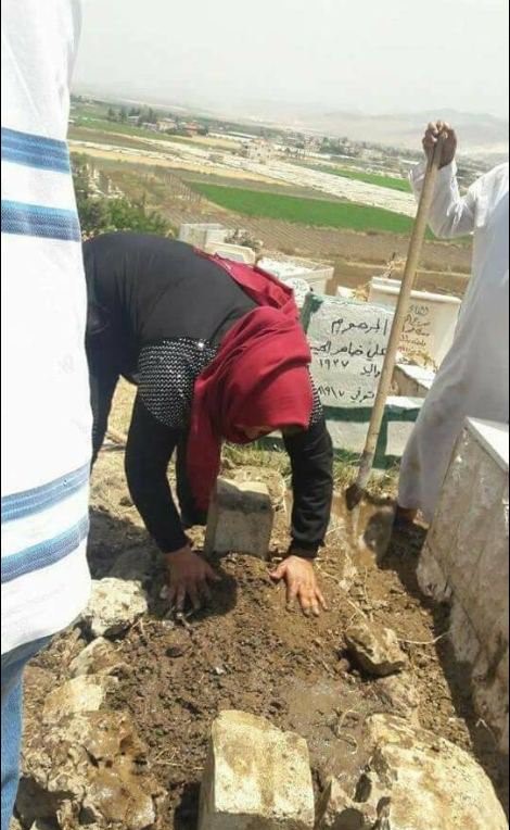 بالصور - لبنانية تفتح قبر ابنها لهذا السبب..؟!