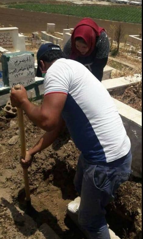 بالصور - لبنانية تفتح قبر ابنها لهذا السبب..؟!