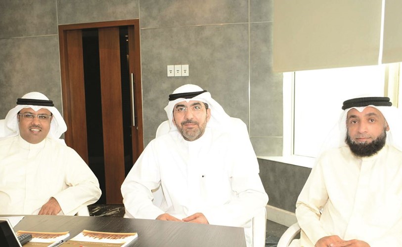 مشعل الأنصاري وعلي الكندري خلال توقيع الاتفاقية﻿