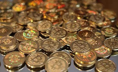 بالفيديو.. تعرف على خطر عملة "بيتكوين" ولماذا منعتها السعودية