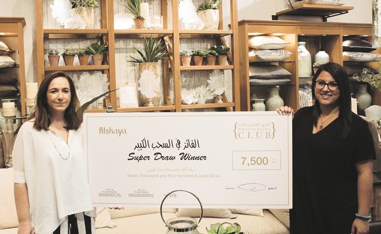 فائزة بجائزة 7500 دينار من نادي الامتيازات﻿