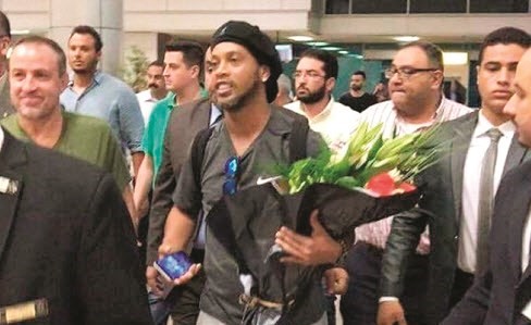 رونالدينيو لحظة وصوله مطار القاهرة ﻿