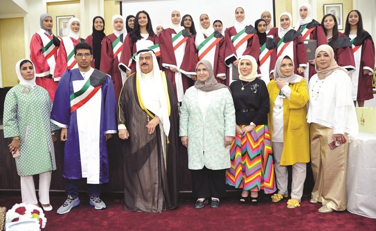 الفريق م.ثابت المهنا وبدرية الخالدي يتوسطان الطلبة المكرمين(عادل سلامة)﻿