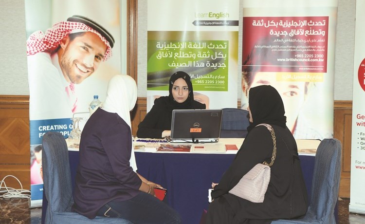 طالبتان تستفسران عن الفرص التعليمية البريطانية ﻿