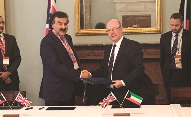  خالد الجارالله ووزير الدولة البريطاني لشؤون الشرق الاوسط أليستر بيرت خلال مراسم توقيع خطة عمل لجنة التوجيه المشتركة للأشهر الستة المقبلة﻿