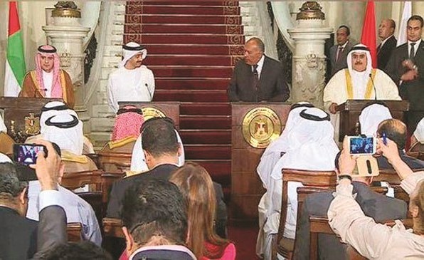 جانب من المؤتمر الصحافي لوزراء خارجية مصر والسعودية والإمارات والبحرين في القاهرة أمس﻿
