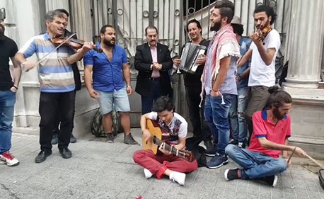 شاهد.. لطفي بوشناق يغني ويجمع المال في شوارع اسطنبول