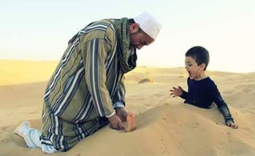 رغم حر الصيف.. جزائريون يقبلون على التداوي بالرمال