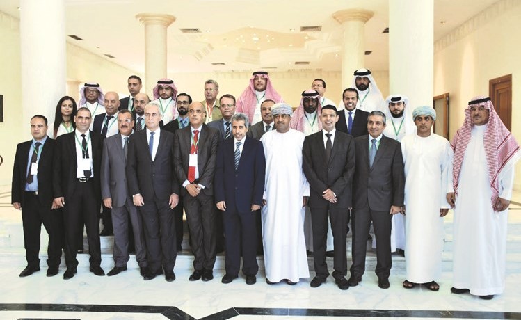 العميد عادل الحشاش والمقدم ناصر ابوصليب في صورة جماعية مع المشاركين في المؤتمر﻿