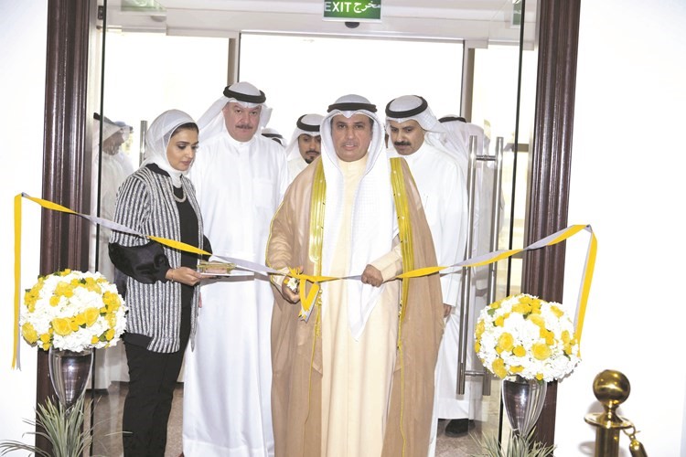 الوزير د.فالح العزب والوكيل عبد اللطيف السريع خلال قص شريط المبنى الجديد﻿
