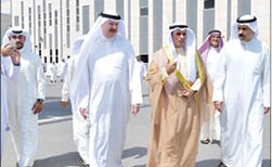 الوزير د.فالح العزب والوكيل عبد اللطيف السريع خلال جولة في المبنى الجديد                                        (قاسم باشا)