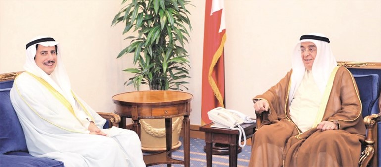 السفير الشيخ عزام الصباح خلال اللقاء مع سمو الشيخ محمد بن مبارك آل خليفة ﻿