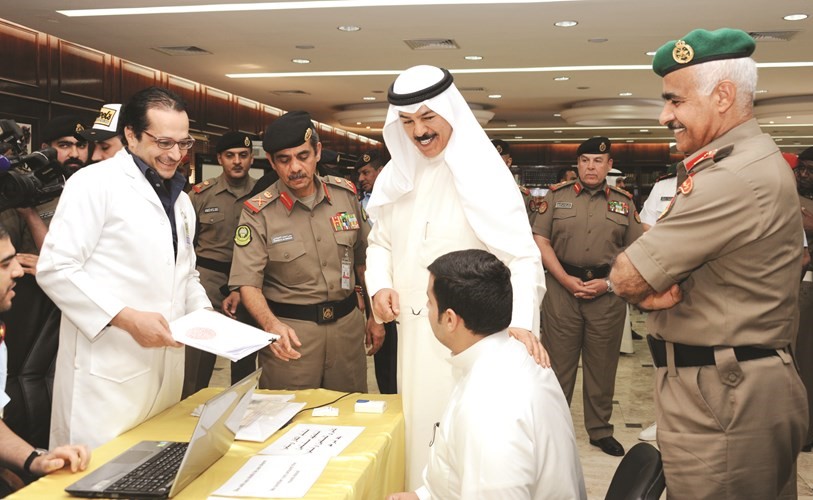 الشيخ محمد الخالد اثناء تفقد إحدى لجان التسجيل في كلية علي الصباح العسكرية بحضور الفريق الركن محمد الخضر	﻿