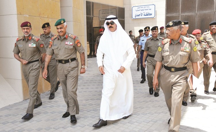 الشيخ محمد الخالد والفريق الركن محمد الخضر خلال تفقد مركز التسجيل التابع للخدمة الوطنية العسكرية﻿