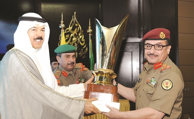 الشيخ محمد الخالد يسلم كأس وزير الدفاع للتفوق العام﻿