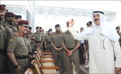 الشيخ محمد الخالد خلال حضوره حفل تكريم المتميزين من الرياضيين خلال الاحتفال بختام الموسم الرياضي 2016 – 2017 في قاعة مبارك بكلية علي الصباح العسكرية