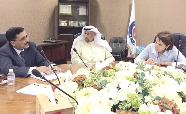 ﻿مها البرجس خلال لقائها مع السفير اليمني لدى الكويت د.علي سفاع﻿